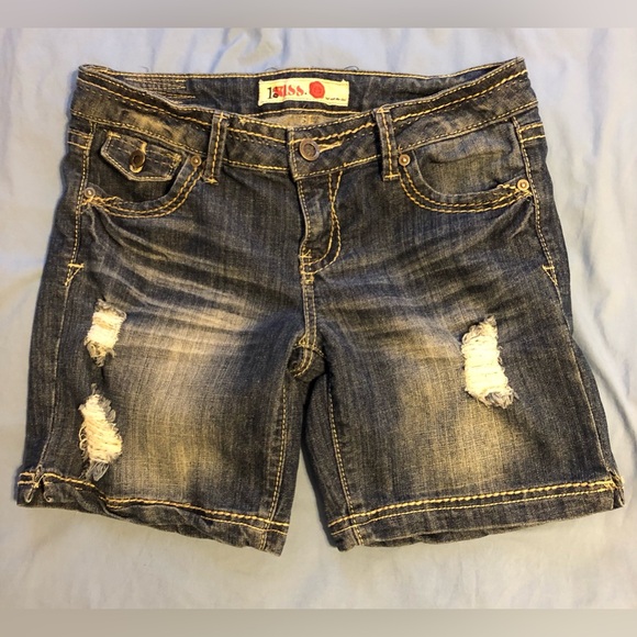 1st Kiss Bermuda style shorts EUC Looks like size 9 but look at tag/pictures - Picture 2 of 16